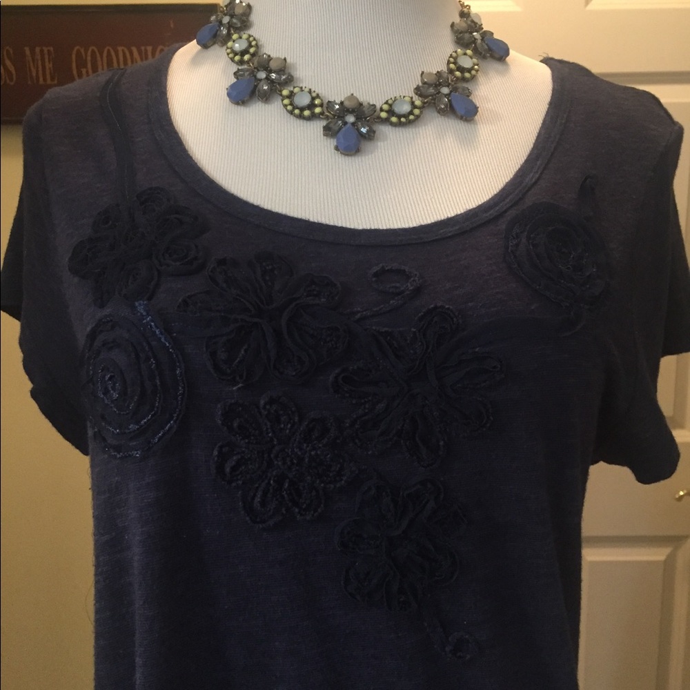 Dressbarn embroidered navy cap sleeve tee
